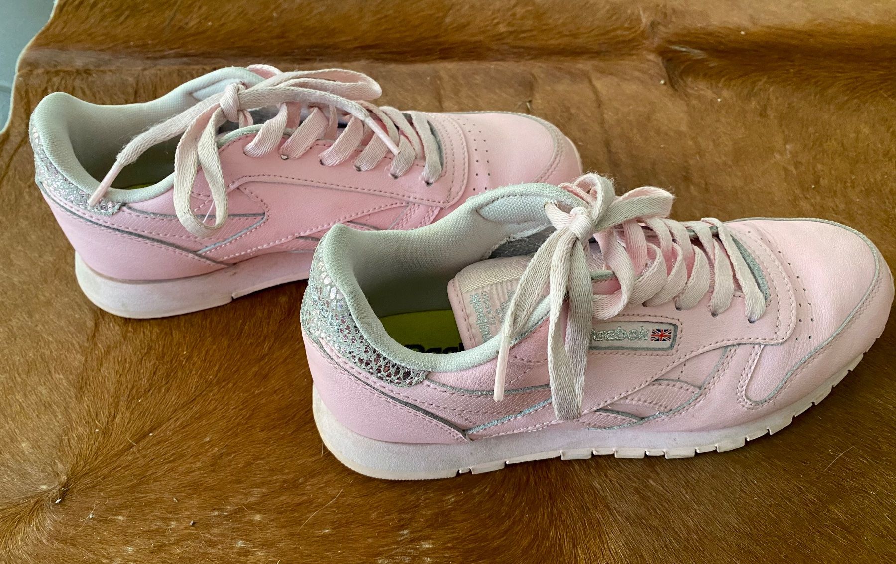 Reebok Scarpe per ragazze: Super schöne Reebok Turnschuhe Grösse 35 – Usato da Fehraltorf venduto da Marlene4 3