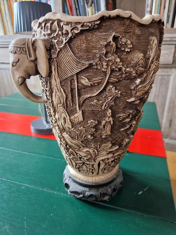 Vasen & Gefässe: Beau vase travaillé – Gebraucht aus Ste-Croix von gfamily