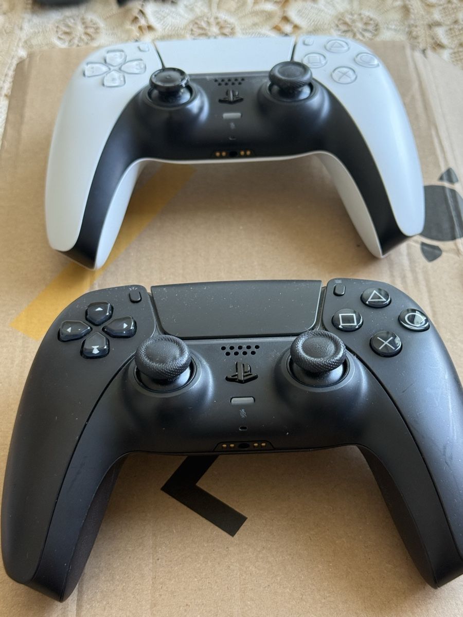 Sony Controller: 2x Sony PS5 DualSense Controller Schwarz & Weiss  – Difettoso da Goldach venduto da Elaissati 1