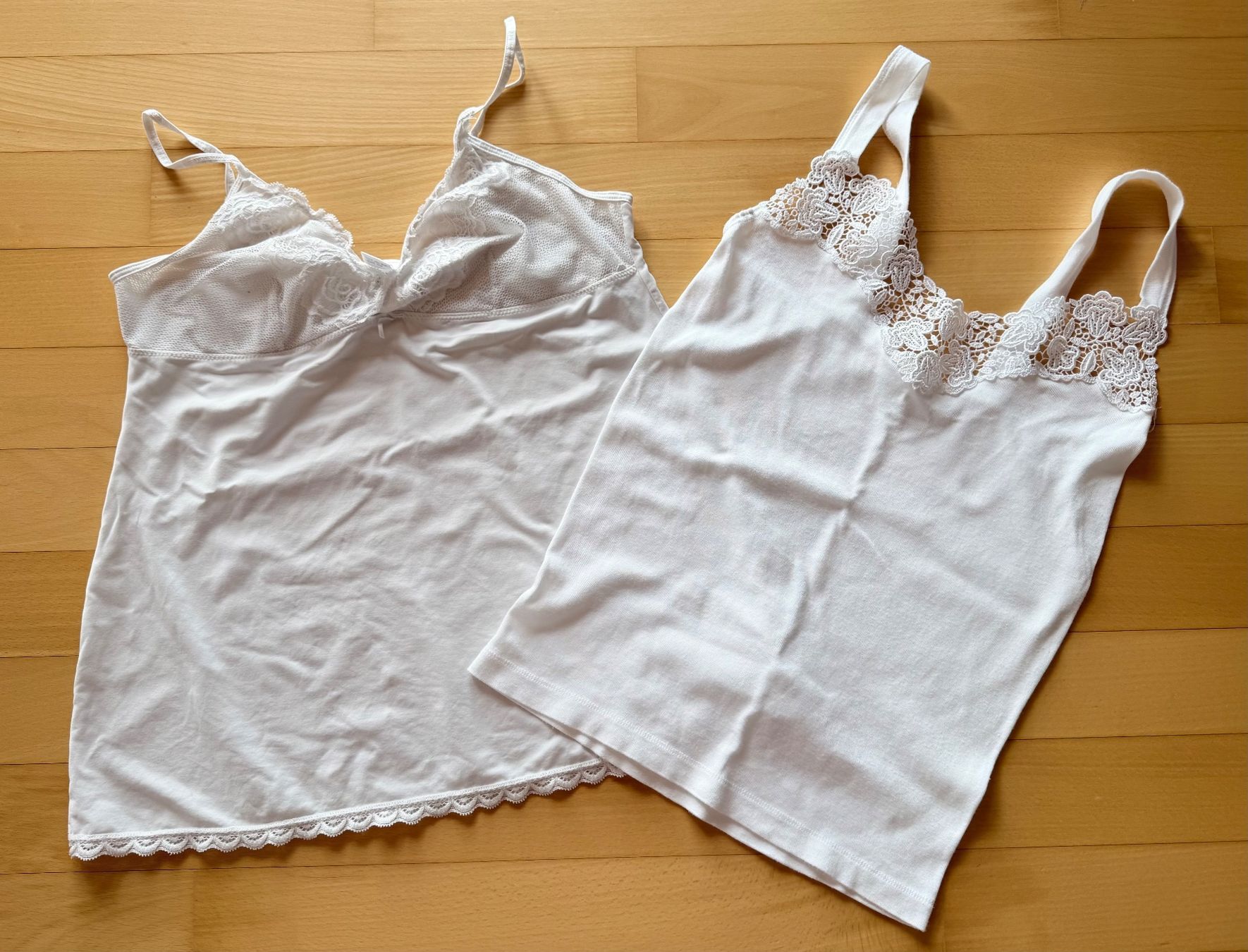 Migros Altra biancheria intima: 2 Hemdchen 1x mit BH Form, weiss Grösse 38 – Usato da Wallbach venduto da 10merlin