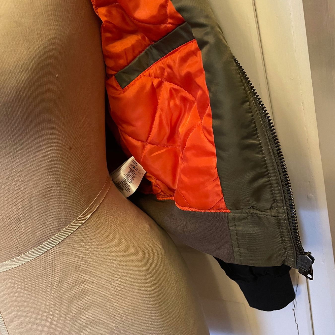 Giacche: Bomberjacke, olive/schwarz mit orangem Innenfutter, Gr.38 – Usato da Zürich venduto da Caro55 4