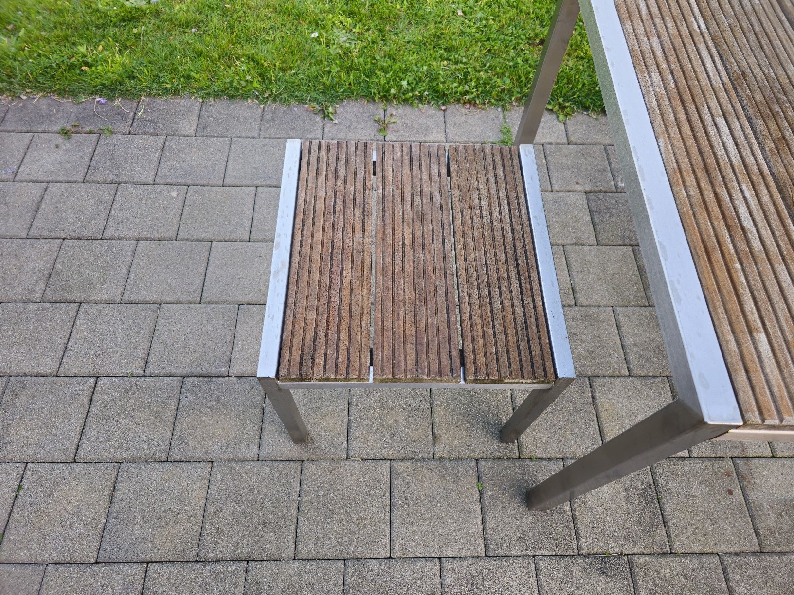 Tavoli: Gartentisch Holz / Edelstahl mit 2 Hocker – Usato da Etzgen venduto da VierRingeA6 4