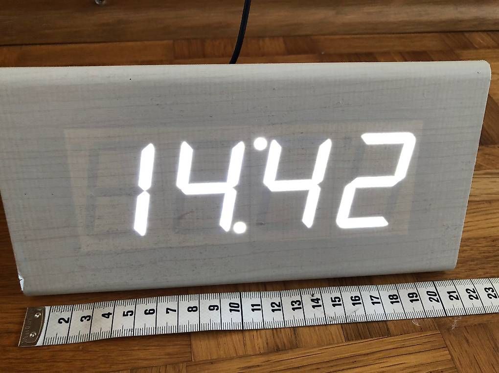 Orologi: Uhr / Digitaluhr  – Usato da Volketswil venduto da Ahot 4