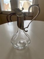 Elegante Glaskaraffe mit Silberaufsatz