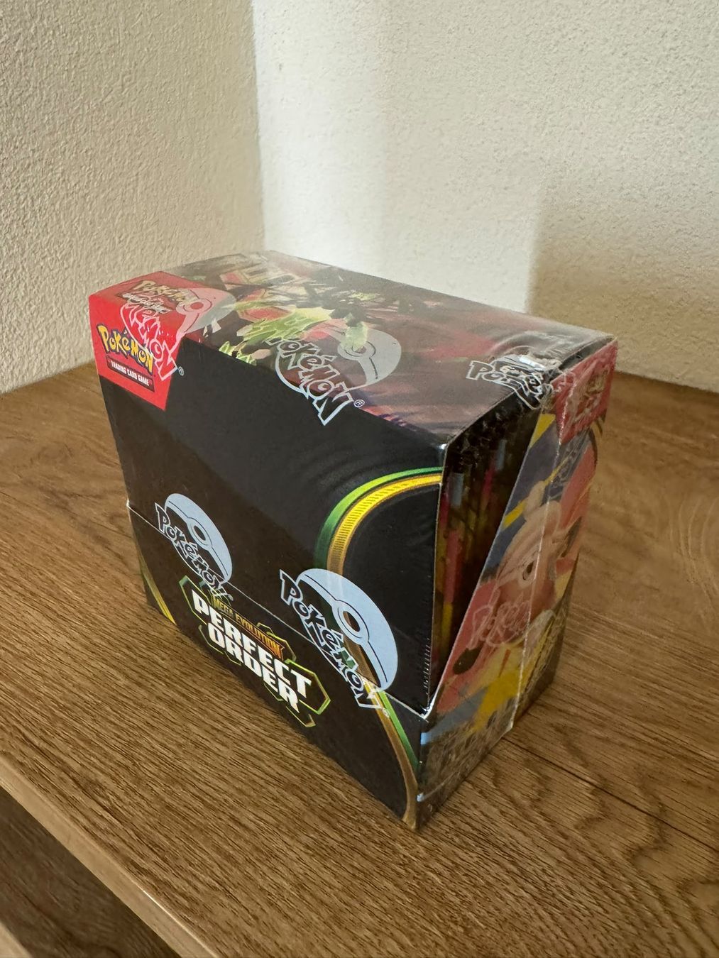 Pokémon Carte collezionabili: Pokemon Perfect Order Display inkl. Acryl Case Englisch  – Nuovo e nell'imballaggio originale da Matzingen venduto da Poke.Baer 1