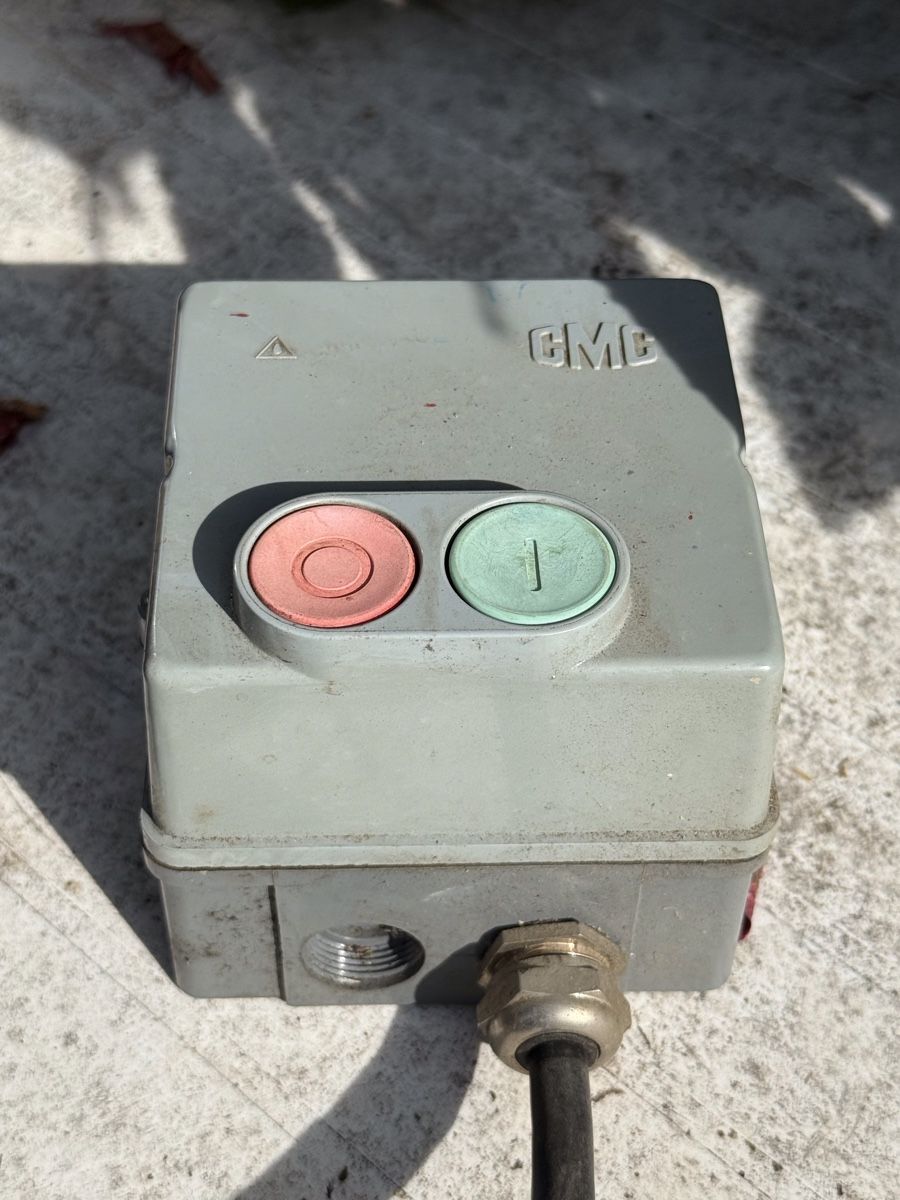 Interrupteurs: Elektrokasten, Ein-Aus-Schalter, grau – D'occasion à Dussnang par pml253 1