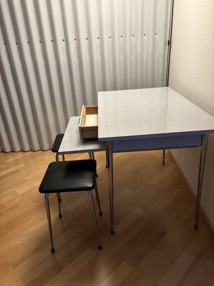 Set di tavolo e panche: Tisch mit 2 Hockern – Usato da Zürich venduto da Blumen027 3