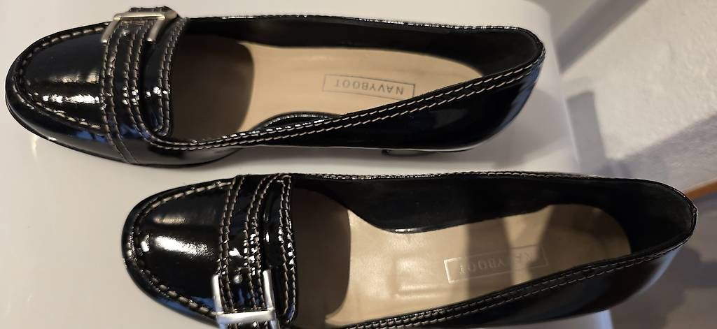 Scarpe da donna: Navyboot Lackleder Loafer, schwarz – Usato da Wolfhausen venduto da LoukAudio
