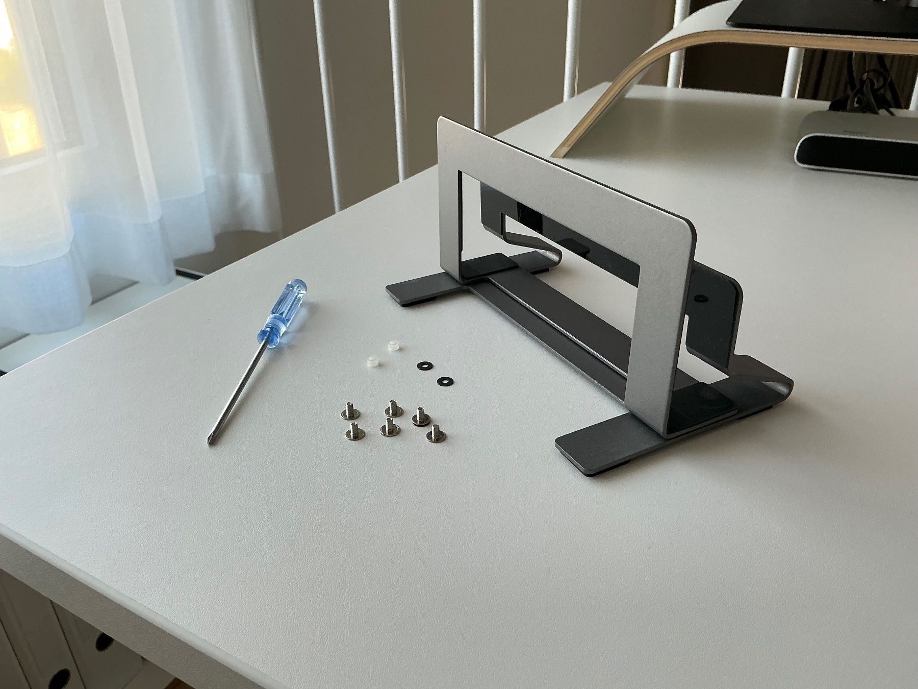 Racks & Cavalletti: MACALLY Vertical Laptop Stand – Usato da Zollikon venduto da halbkarat 1