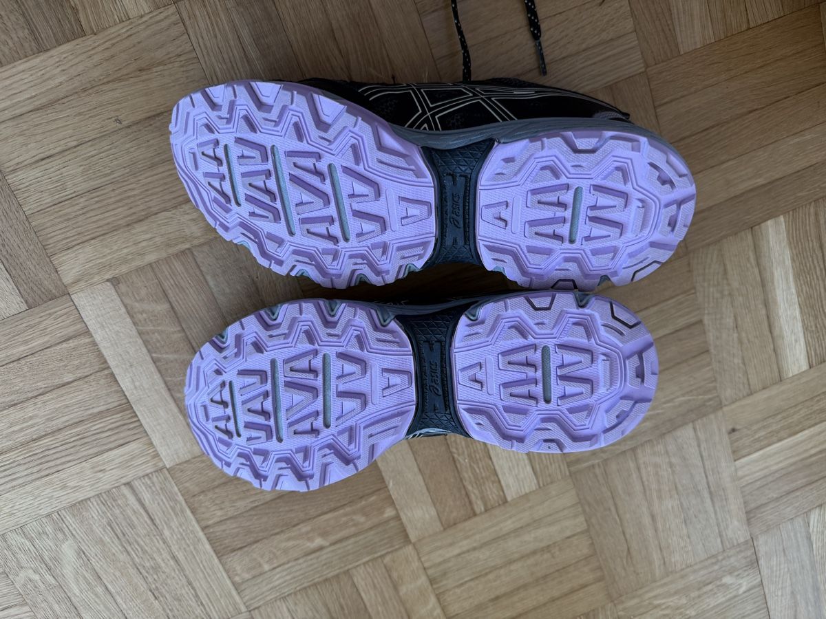Asics Chaussures filles: Asics Laufschuhe – D'occasion à Rickenbach b. Wil par ire_kd62 2