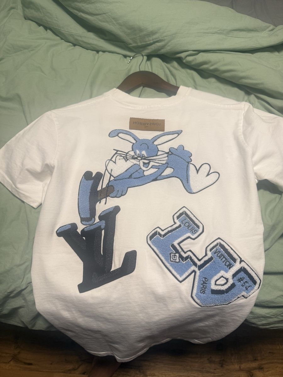 Louis Vuitton T-shirts: LOUIS VUITTON T-SHIRT – Neuf (Voir description) à Goldach par jil_vnd8