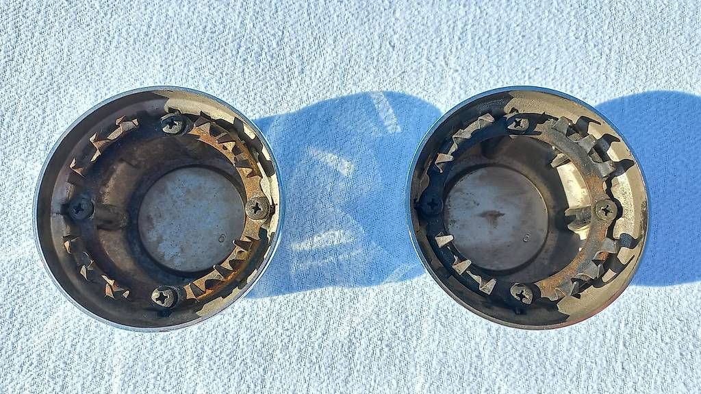 Tutti pezzi di ricambio auto: Toyota Oldtimer - Youngtimer / 2 Stück Nabendeckel hellbraun – Usato da Frauenkappelen venduto da Chruetzhubel 3