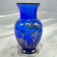 Vase vénitien en verre cobalt de Murano décor floral argent