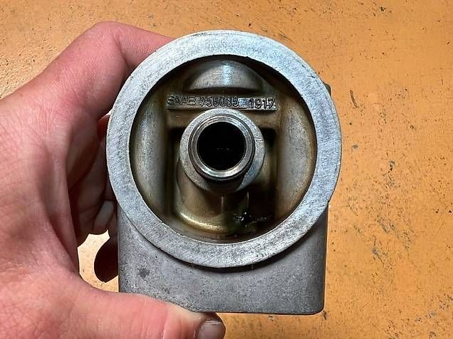 Alle Autoersatzteile:  Oil filter housing SAAB 900 Classic – Gebraucht aus Fenil-sur-Corsier von HEMIsphere_Garage 1
