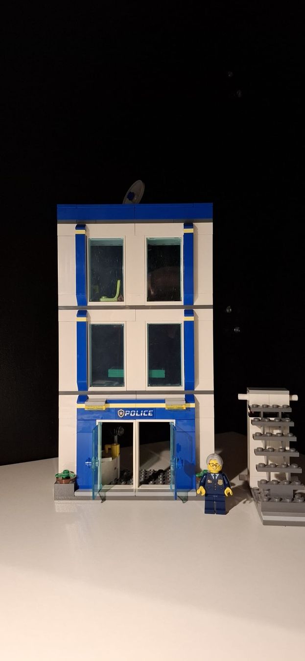 Lego Baukästen: Lego City Polizeistation 60246 – Gebraucht aus Birmenstorf AG von Hexxor 4