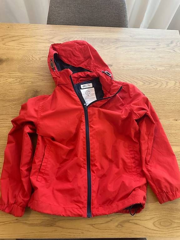 H&M Jacken & Mäntel: Regenjacke Gr. 134 – Gebraucht aus Langnau i. E. von hul_kqv6