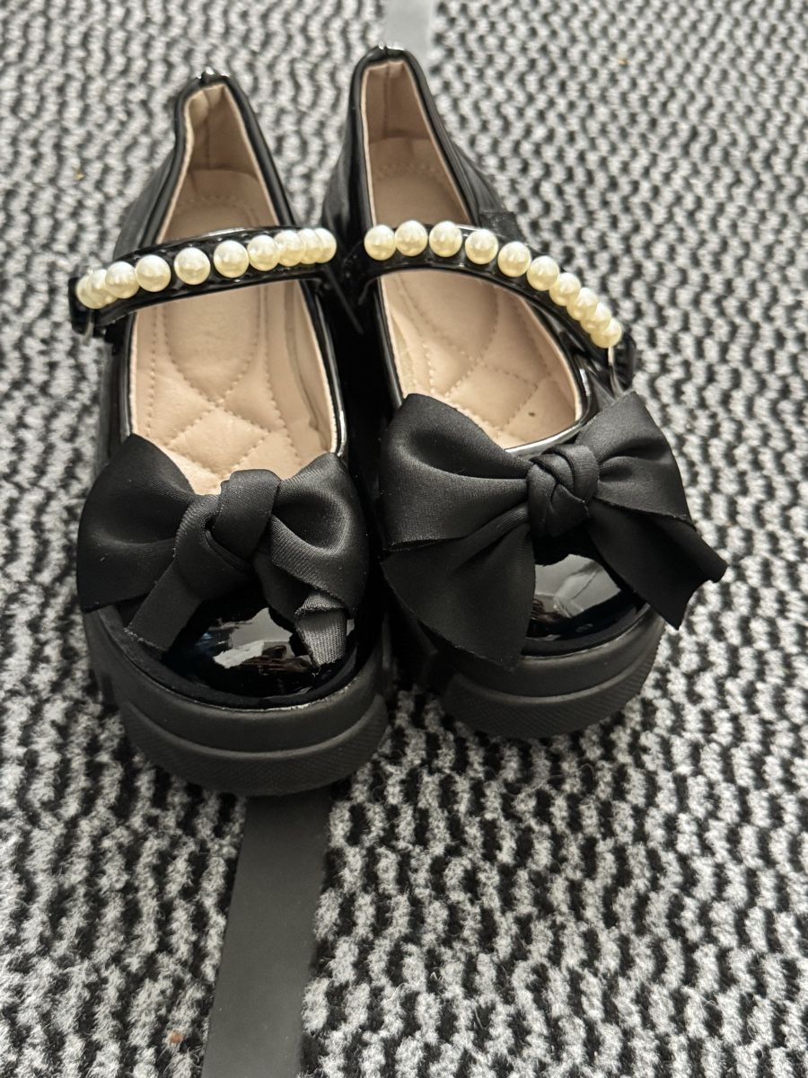 Schuhe für Mädchen: Kinder Halbschuhe schwarz mit Schleife  – Gebraucht aus Wetzikon ZH von Jasmin2003