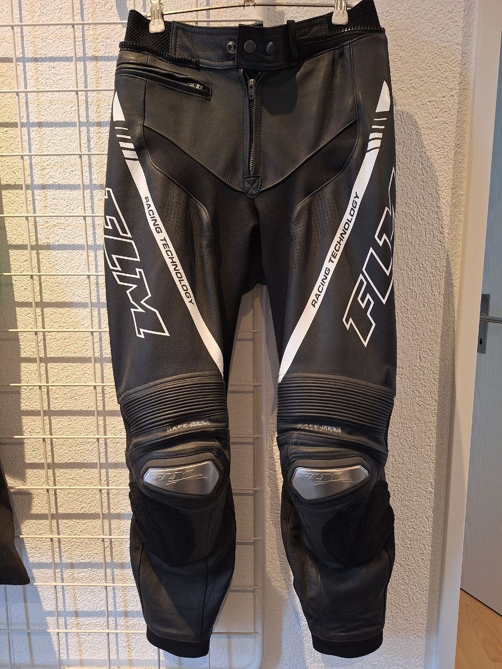 FLM Pantaloni: FLM Motorrad Lederhose Gr. 48 – Usato da Gerlafingen venduto da bue_7dmb