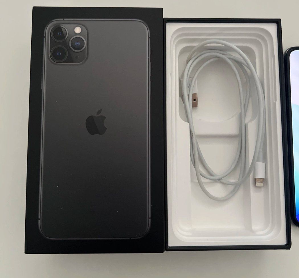 Apple Handys / Smartphones: iPhone 11 Pro Max 256GB Excellent Condition Akku 100% – Gebraucht aus Luzern von Waince786 1