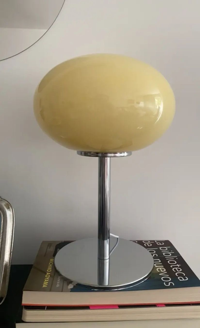 Lampade: Retro Tischlampe creme-gelb mit Chromfuss – Usato da Brig venduto da pra_b5r9