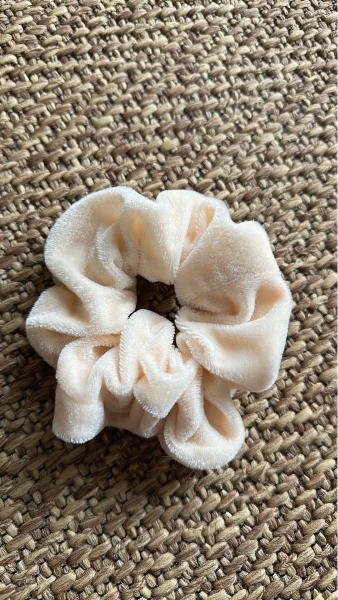 Accessori per capelli: Haargummi Scrunchie Samt beige neuwertig – Nuovo (secondo la descrizione) da Dietikon venduto da vithya88
