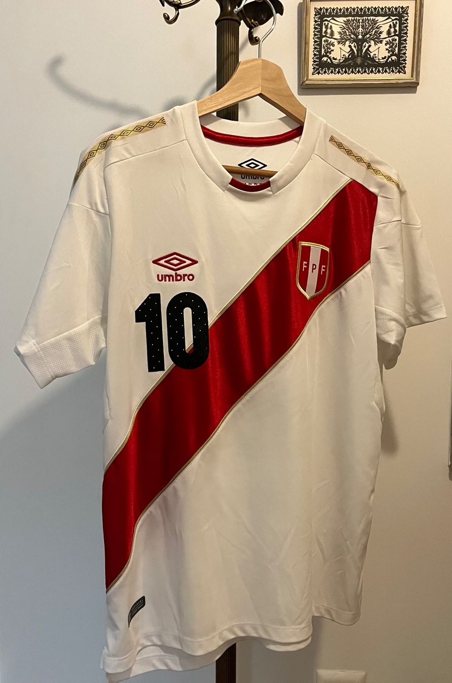 Umbro Canottiere & Pantaloni: 2018  Peru Home Shirt – Usato da Bern venduto da BigBeat