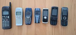 7 alte Nokia und 1 altes Samsung Handy