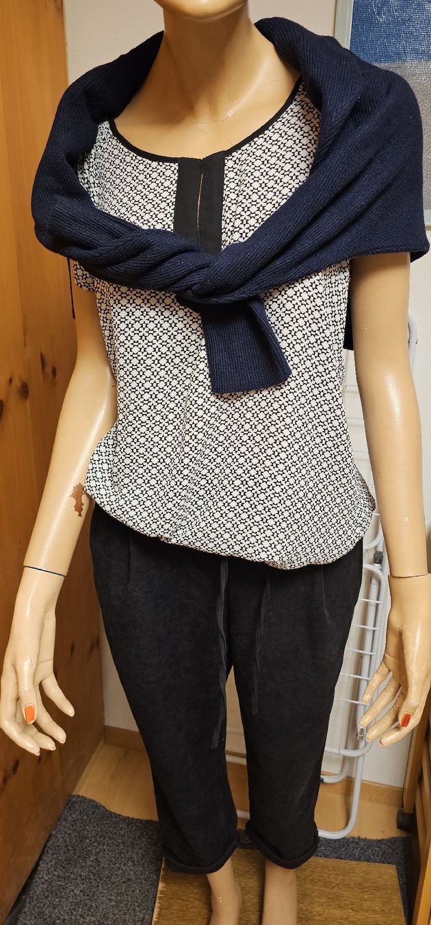 Lotti di vestiti: Hose in dunkelblau Bundweite 46 cm, Bluse und Pulli gr.M – Usato da Ferden venduto da jemyce