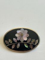 Brosche oval schwarz mit Blumenmotiv Perlmutt/Muttergl(S37)