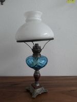 Öllampe Glas blau Metall Zierfuss weisser Schirm