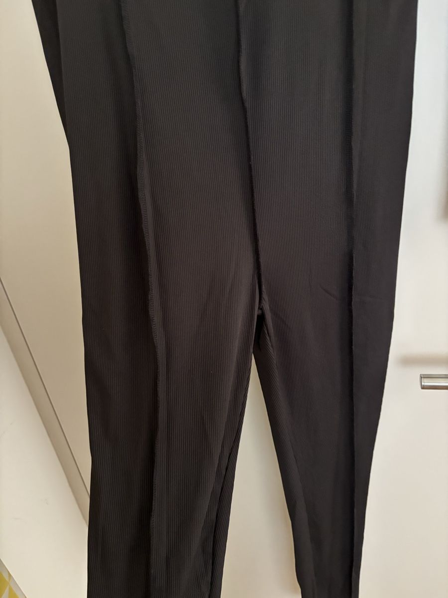 Tute: Schwarzer Rippstrick Jumpsuit, langarm, Grösse L – Nuovo e nell'imballaggio originale da Arbon venduto da Viktoriaa 2