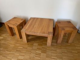 HOLZ *MASSIV* COUCHTISCH MIT 2 HOCKER