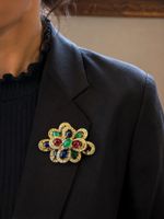 Broche vintage Ciner – Fleur haute couture – Dorée et pierre