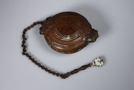 Antike Puderdose aus Kupfer mit Kette – Verziert