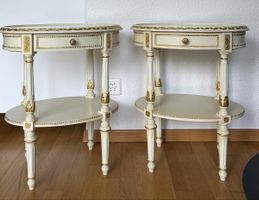 Deux tables de nuit ou d’appoint de style baroque