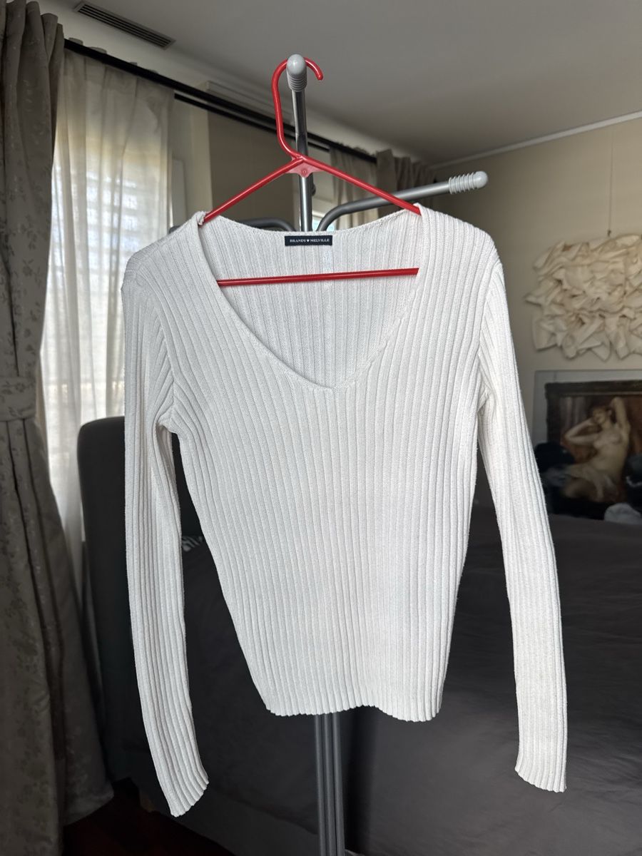 Brandy Melville Pulls & Sweat-shirts: Brandy Melville V-neck Sweater – D'occasion à Küsnacht ZH par pup_culture