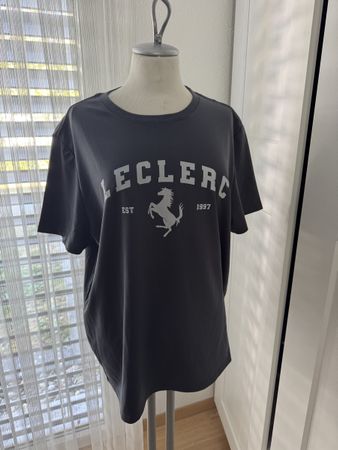 T-Shirt Leclerc grau mit Print in gutem Zustand