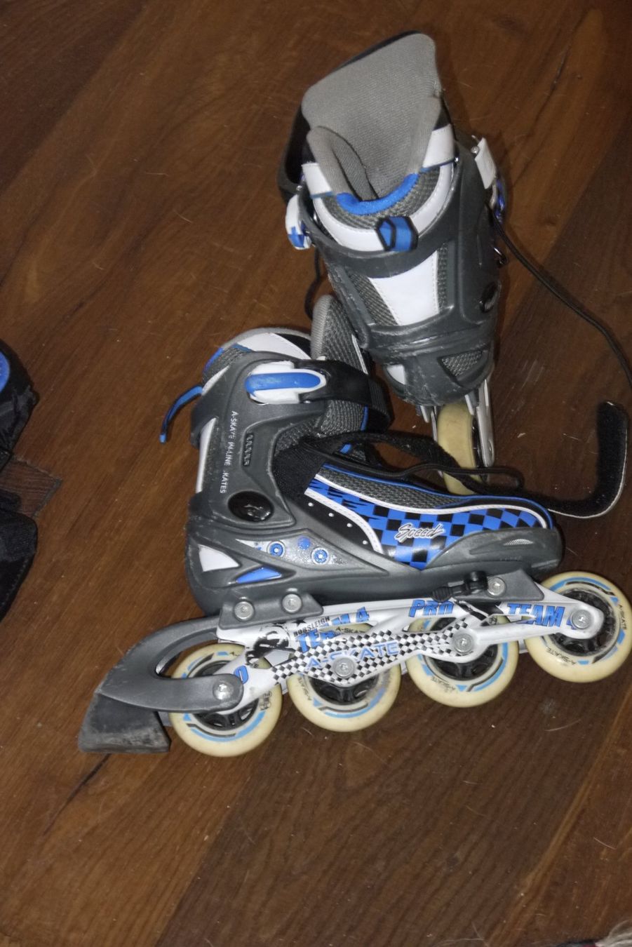 Pattini in linea & Pattini a rotelle: Kinder Inlineskate  variable Grösse 32-35 – Usato da Erlach venduto da Odoaker1