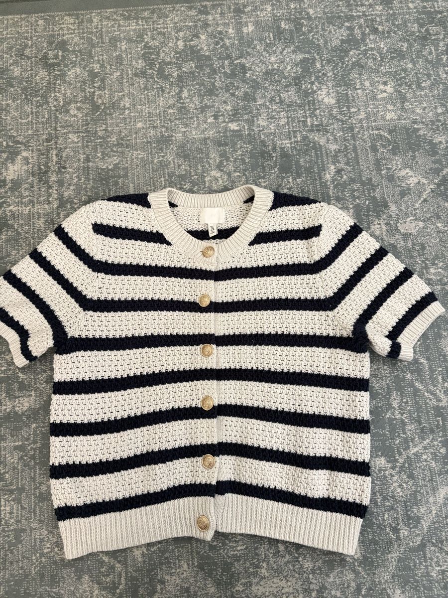 H&M Tops: Haut cardigan chic H&M – D'occasion à lausanne par cat_q9l6 1