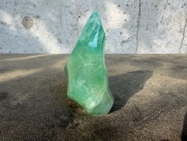 Pierre Fluorine verte polie sculptée forme libre 13cm x 7cm