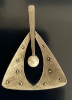 Schöner, alter Anhänger mit kleiner Perle und Glitzer