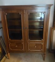 Vitrine im Louis XVI Stil