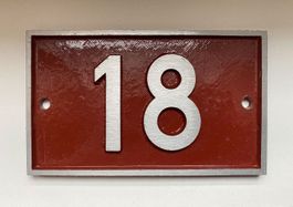 Metallschild Hausnummer 18