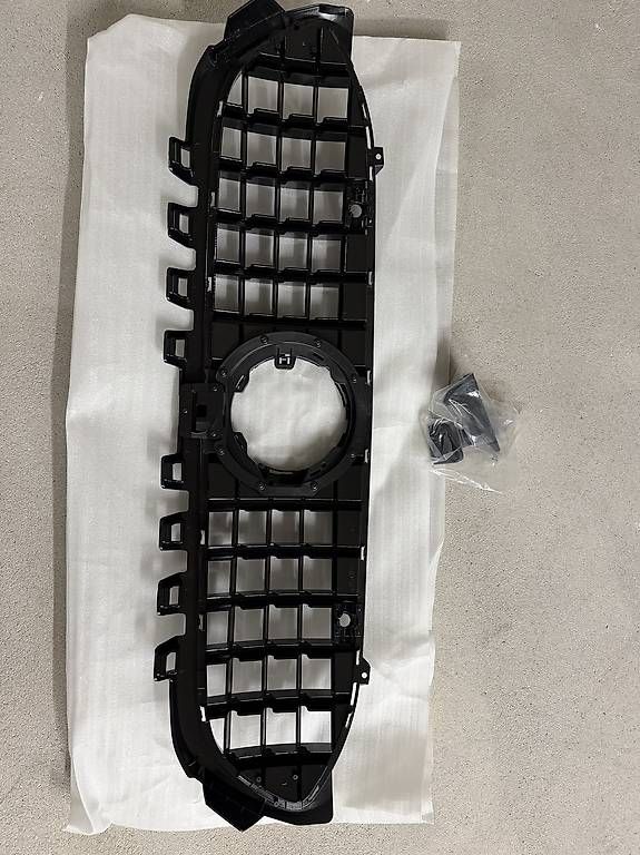 Tutti pezzi di ricambio auto: Mercedes A45 AMG Kühlergrill – Usato da Rupperswil venduto da Bianchi98 2