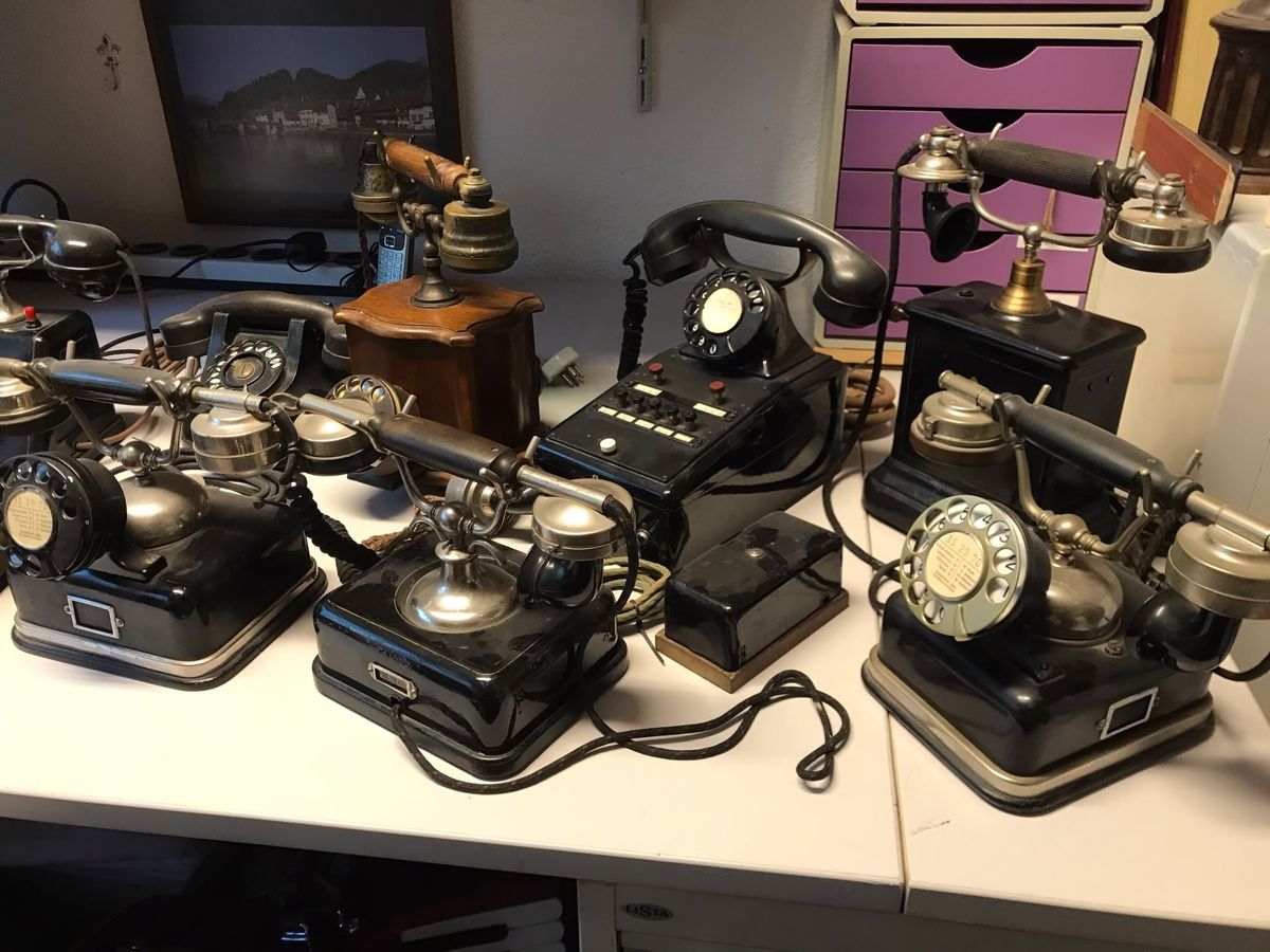 Telefone: Verschiedene alte Telefone – Gebraucht aus Allschwil von metalbook 1
