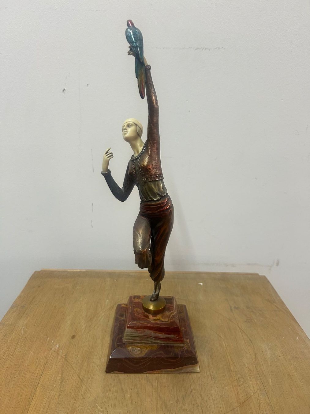 Sculture & Statue: Skulptur Mädchen mit Papagei Paul Philippe ca. um 1925 – Usato da Zürich venduto da Levelart