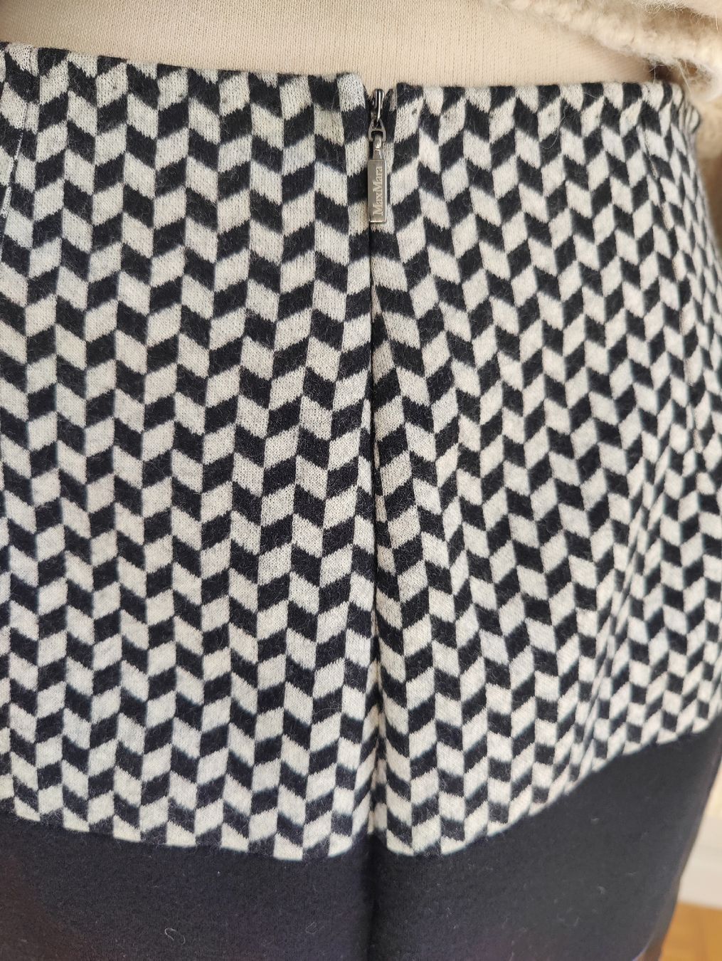 Max Mara Gonne: MaxMara Wool Patchwork Midi Pencil Skirt,  Formal Office – Nuovo (secondo la descrizione) da La Tour-de-Peilz venduto da dAutrefois 3