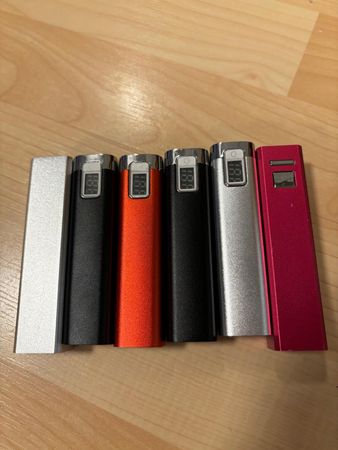 6 Powerbanks mit LED-Anzeige, verschiedene Farben