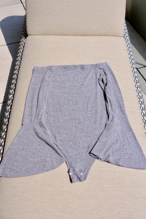 Body schulterfrei, Gr. S, grau meliert, raffiniertes Muster