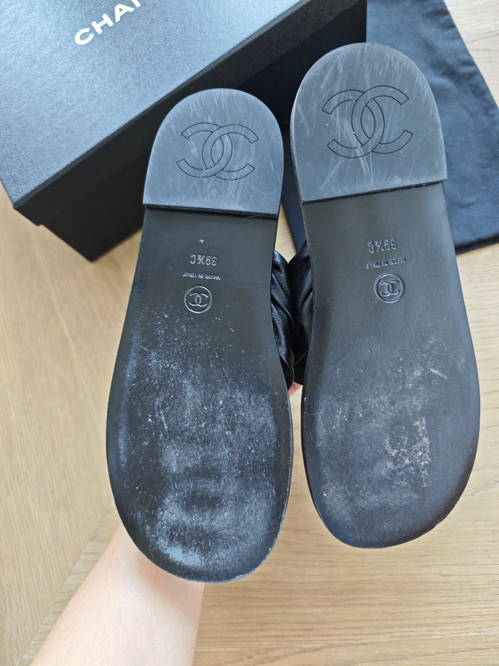 Chanel Chaussures femmes: CHANEL COCO BEACH 2026 Flip Flop aus Leder – D'occasion à Erlenbach ZH par nlh 4